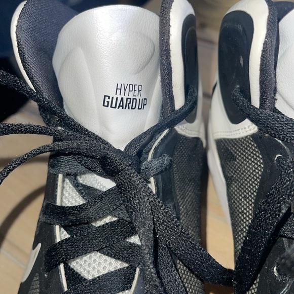 Nike hyper guard up, 5.5 youth. Black and white with white laces - Picture 2 of 5